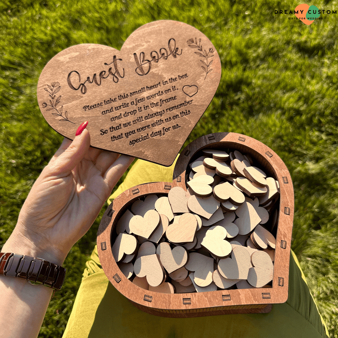 Caja de recuerdos en forma de corazón con mini corazones de madera para escribir mensajes personalizados. Un libro de visitas especial para bodas civiles y aniversarios de plata.