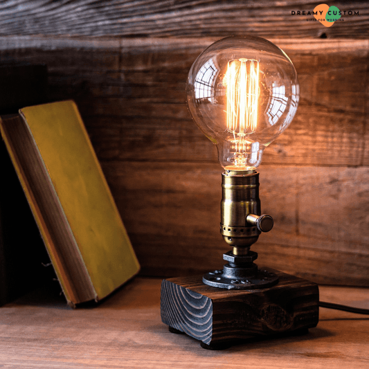 Una lámpara de filamento vintage con base de madera rústica, perfecta para añadir un toque cálido y elegante a cualquier espacio. Un regalo original y encantador para bodas o invitados especiales.