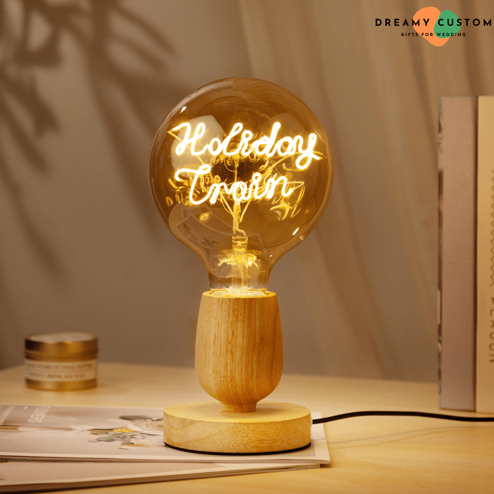 Una bombilla de filamento personalizada con base de madera natural, emitiendo un brillo cálido y acogedor. Un regalo original y significativo, ideal para bodas de plata, aniversarios o decoración especial.