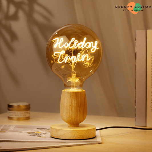 Una bombilla de filamento personalizada con base de madera natural, emitiendo un brillo cálido y acogedor. Un regalo original y significativo, ideal para bodas de plata, aniversarios o decoración especial.