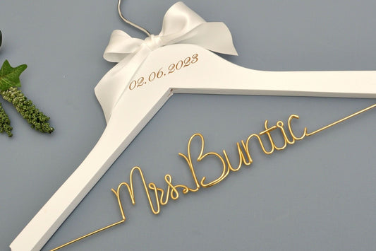 Custom Bridal Hangers Add a Personal Touch