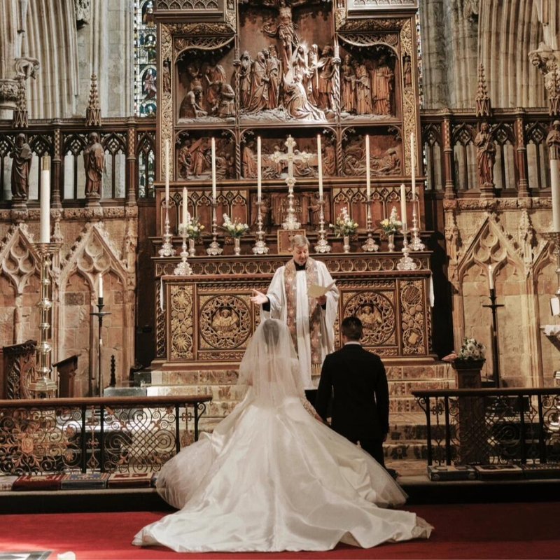 What Would an Elegant, Timeless Wedding Have? - Dreamy Custom