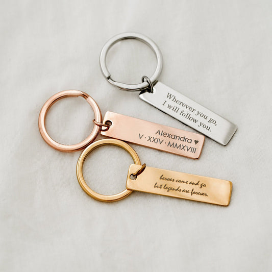 Men's personalized keychain made from wood and metal with engraved text 'Michael Best Man 5.6.2017' – perfect gift for groomsmen.