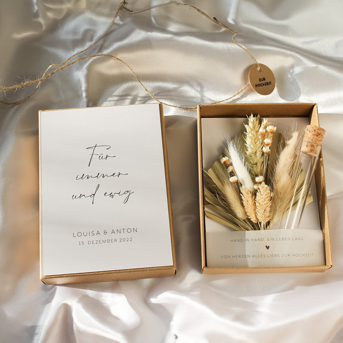 An open wedding keepsake box revealing a dried flower bouquet and a heartfelt German message for Louisa and Anton’s wedding.