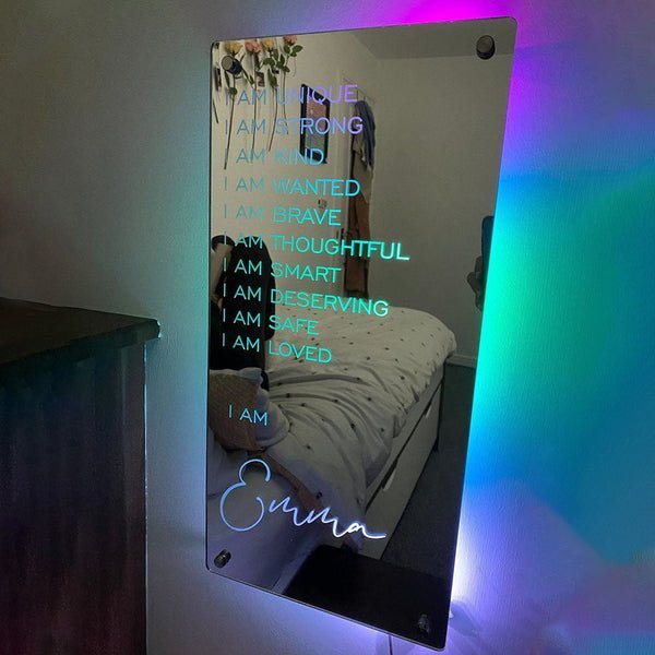 Affirmations-Spiegel – I Am Mirror beleuchtet bunte Schlafzimmerlampe
