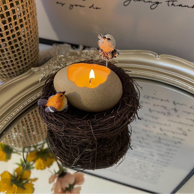 Kerze in Eierform mit Spottdrossel und Vogel