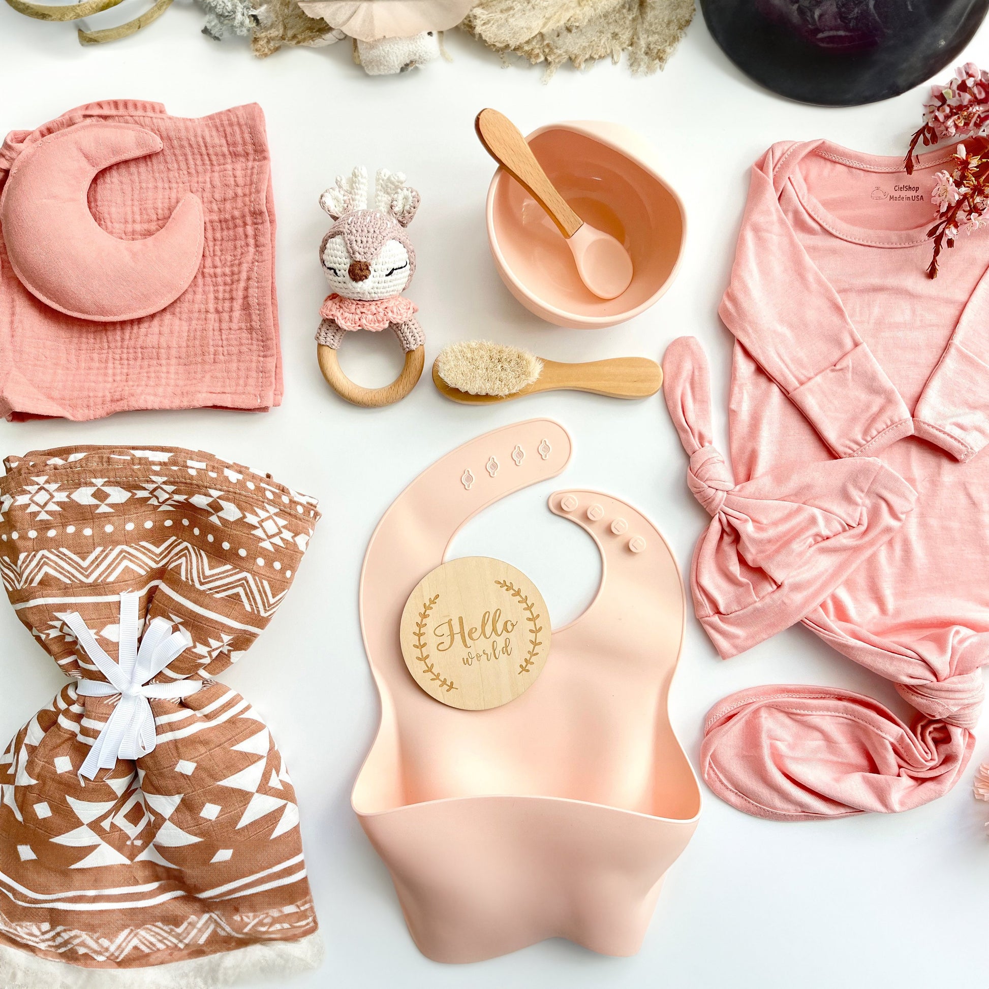 Newborn-BabyGift-Box-pink-deer-details