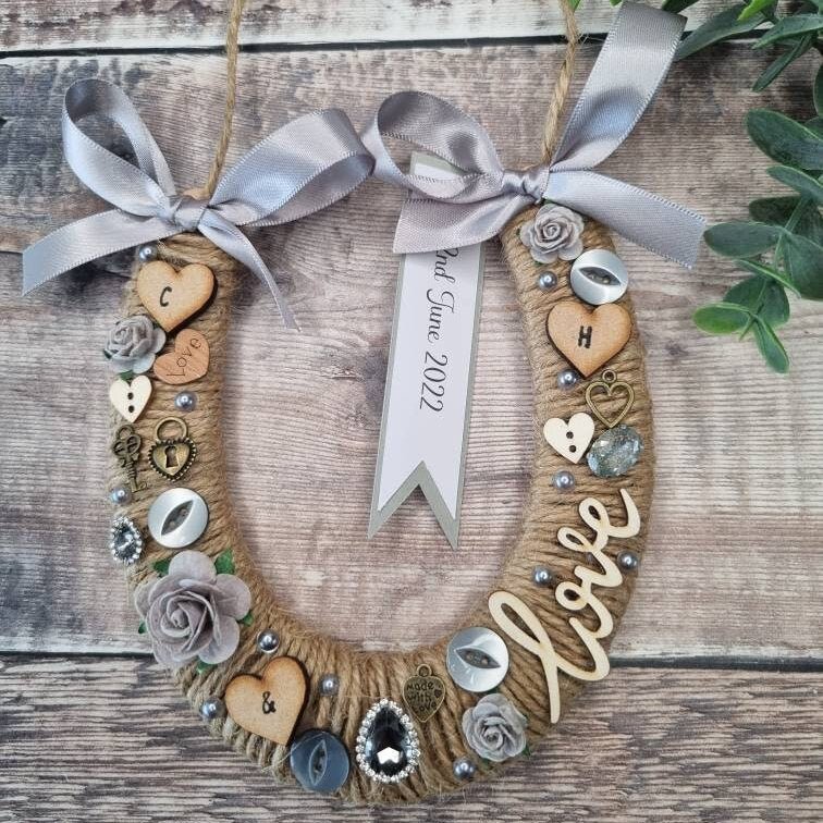 personalized-wedding-horseshoe-lucky-horseshoe-gift-grey-ribbon
