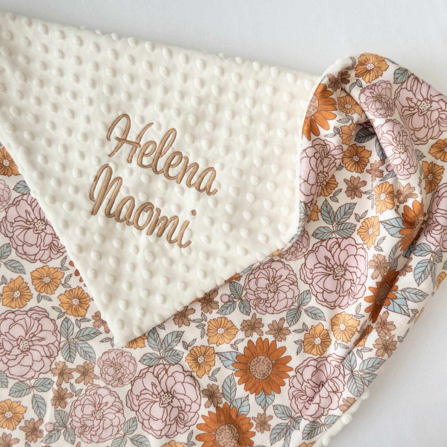 Personalisierte Babydecke mit Blumenmuster – handgefertigt 